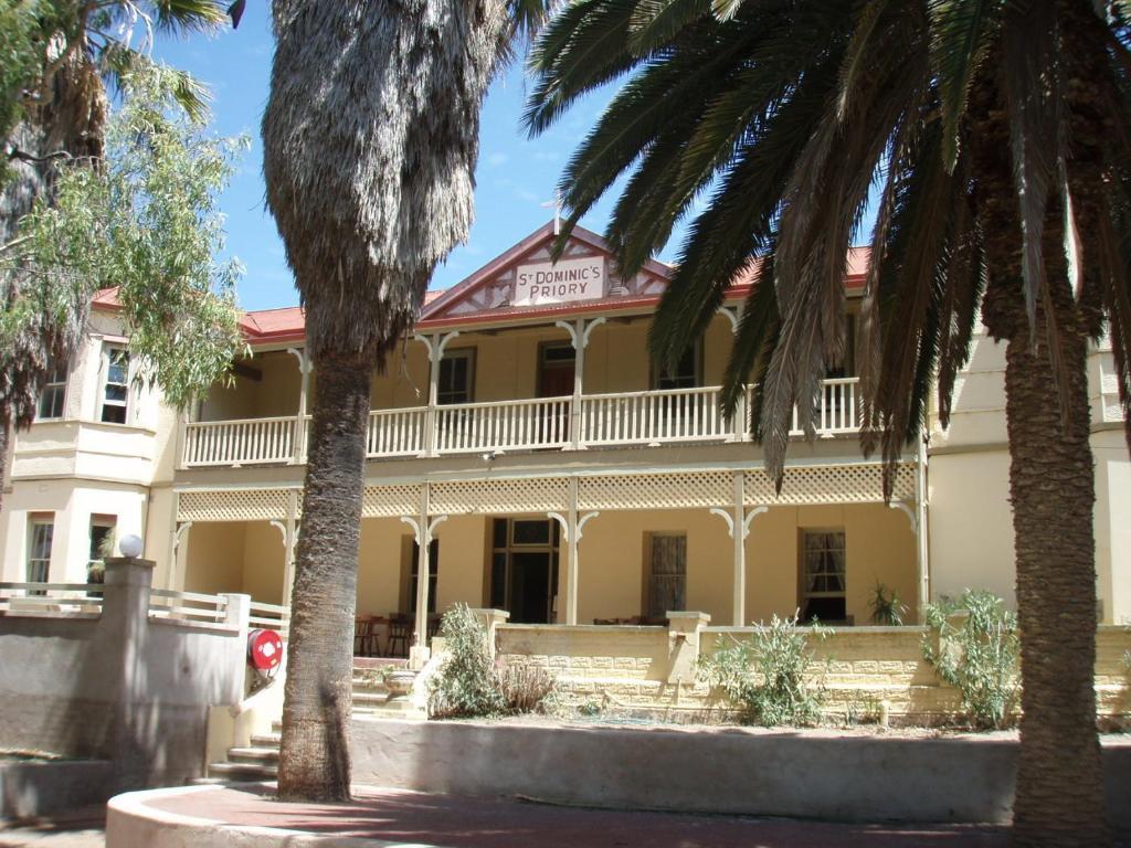 The Priory Hotel Донґара Екстер'єр фото