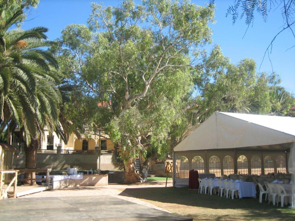 The Priory Hotel Донґара Екстер'єр фото