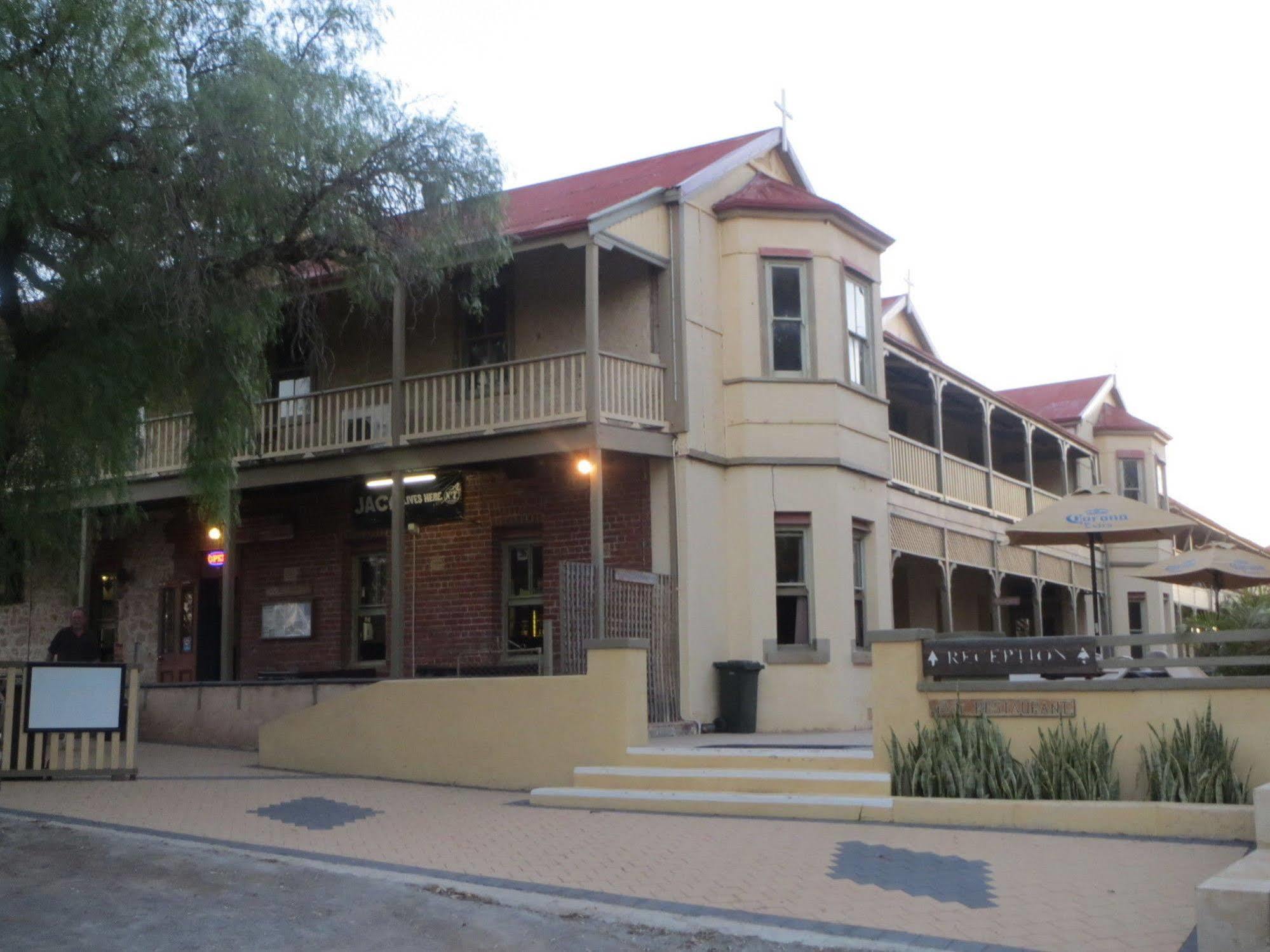 The Priory Hotel Донґара Екстер'єр фото